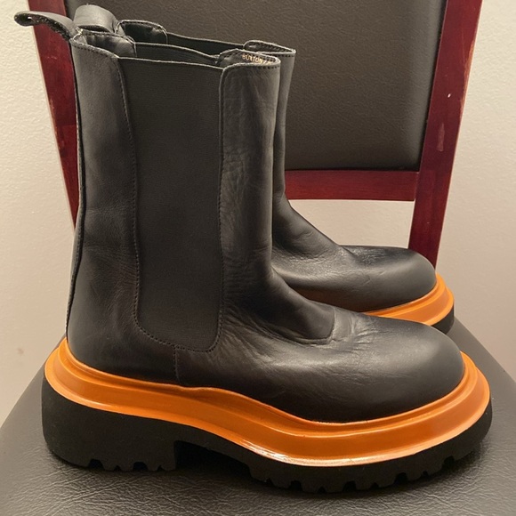 NEW STEVE MADDEN Buxton Black Leather Orange Lug Sole Boot Size 37 US 6 1/2 - Picture 1 of 4